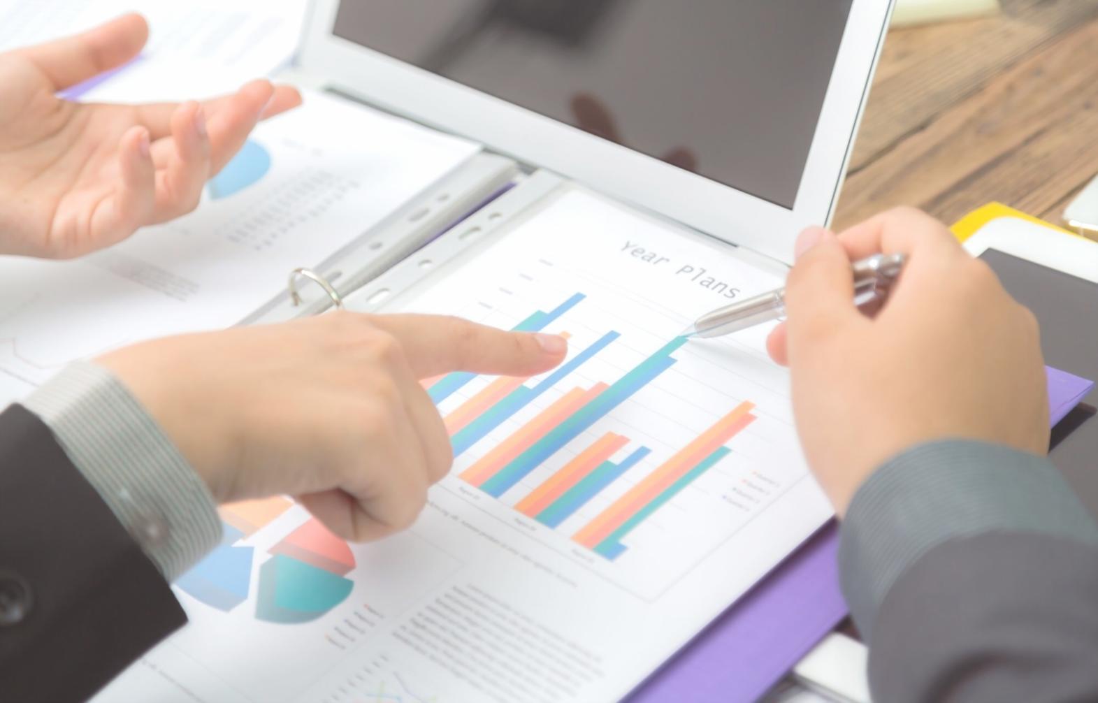 Finanzexpertin bei der Präsentationsvorbereitung