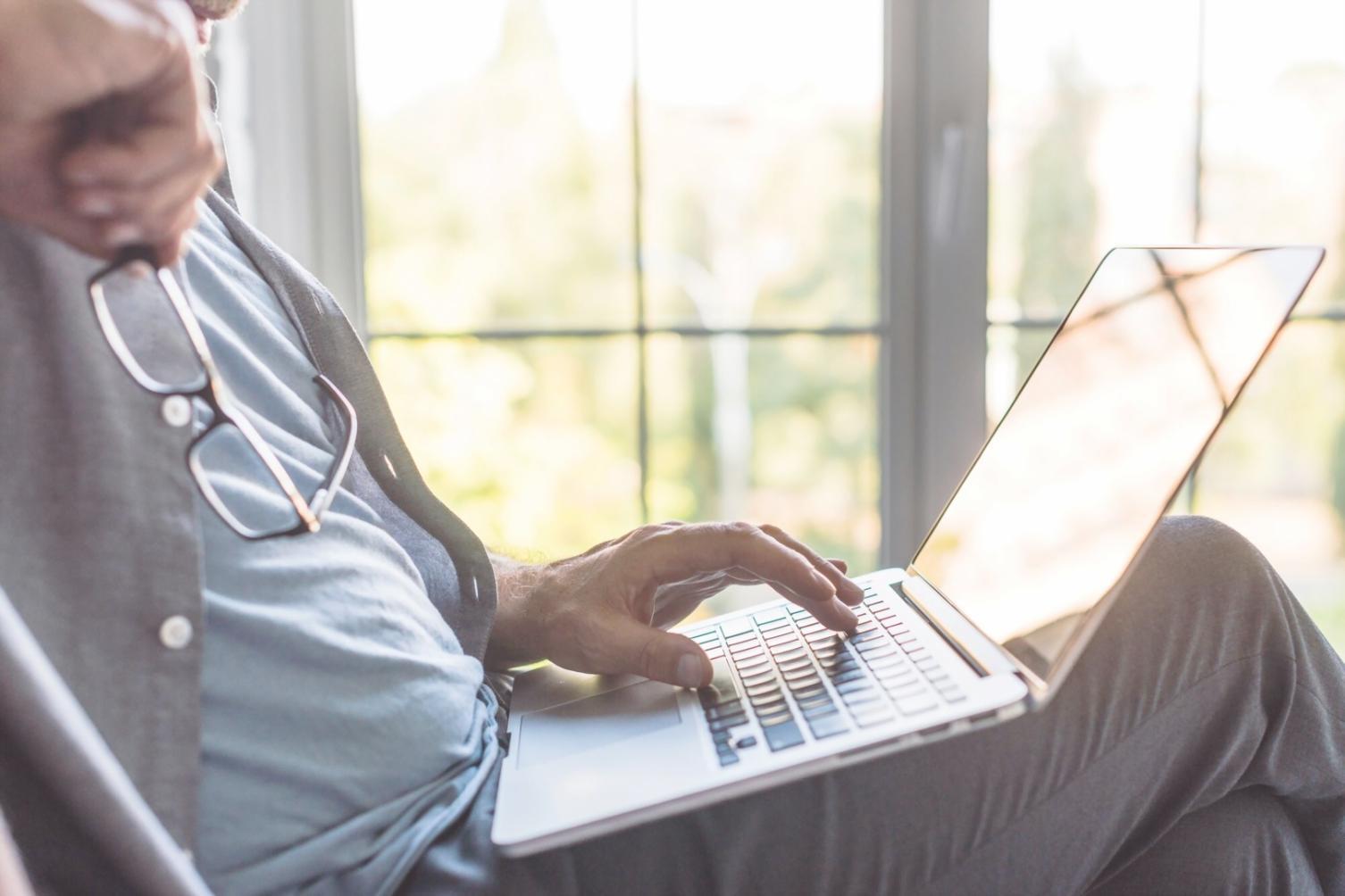 Gruppe von Teilnehmern in lebhafter Diskussion während eines Workshops