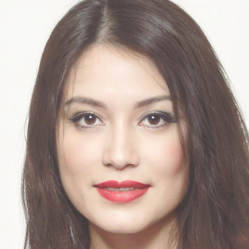 Porträt einer professionell wirkenden Teilnehmerin